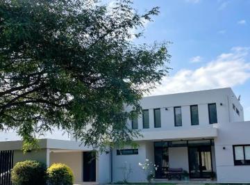 Casa · 1400m² · 5 Ambientes · 2 Cocheras · Casa en Alquiler en Praderas de San Lorenzo
