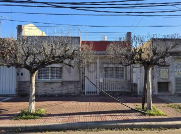 Casa · 182m² · 4 Ambientes · Venta Casa 4 Ambientes, con Parque, Parrilla, en San Martin Acepta Permuta