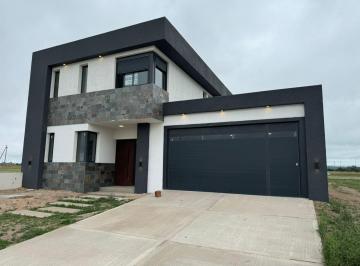 Casa · 254m² · 8 Ambientes · 2 Cocheras · Amplia 257 m Cub. 3oot - Exc Calidad Constructiva.