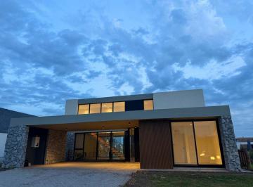 Casa · 231m² · 5 Ambientes · Casa 5 Ambientes Venta en La Providencia Canning
