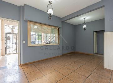 Casa · 93m² · 3 Ambientes · 1 Cochera · Venta PH 3 Amb Caseros - C/coch y Patio - Apto Crédito