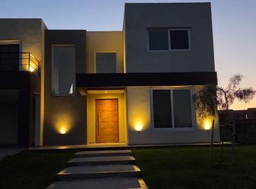 Casa · 270m² · 6 Ambientes · 2 Cocheras · Venta Casa 4 Dorm. a Estrenar en Barrio Village Joven Bella Vista