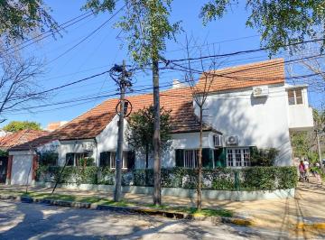 Casa de 6 ambientes, Vicente López · Dueño Vende Casa en La Lucila 4 Dorm. 2 Coch. Jardín C/jacuzzi