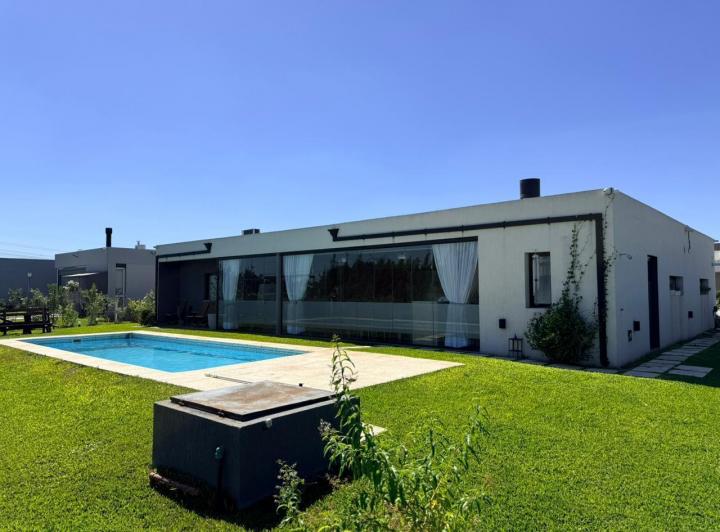 Casa · 750m² · 4 Ambientes · 2 Cocheras