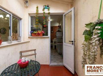 Departamento · 57m² · 3 Ambientes · Bajas Expensas! Amplitud Clásica, Patio Propio y Calidez: Tu Refugio de 3 Ambientes en Barracas
