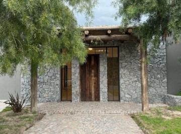 Casa · 192m² · 4 Ambientes · 5 Cocheras · Casa en Venta 3 Dorm. en Una Planta Barrio San Matias