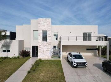 Casa · 253m² · 5 Ambientes · 2 Cocheras · Venta Casa 5 Ambientes Principado Ciudad Nautica