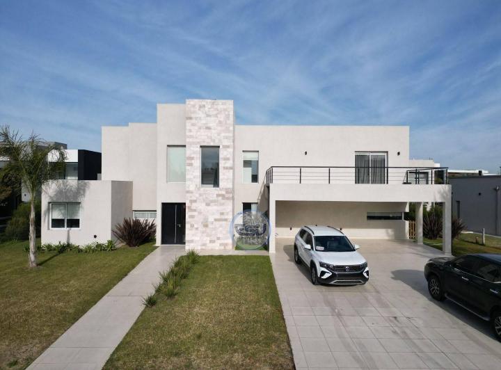 Casa · 253m² · 5 Ambientes · 2 Cocheras