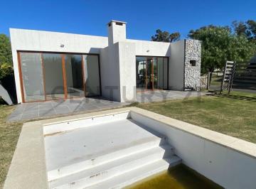 Casa · 150m² · 4 Ambientes · 2 Cocheras · Casa Minimalista con Pileta