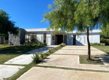 Casa · 150m² · 4 Ambientes · 2 Cocheras · Casa Minimalista con Pileta