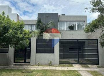 Casa · 270m² · 7 Ambientes · 1 Cochera · Venta Casa B° Bajo La Viña - 7 Ambientes