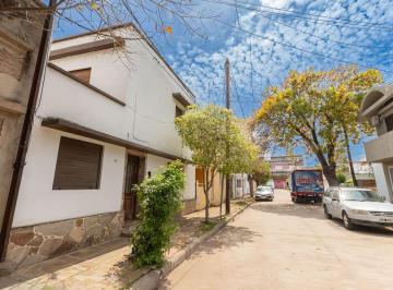 Casa · 90m² · 4 Ambientes · Casa a La Venta a Mt de Av López y Planes