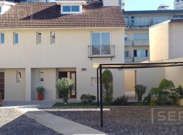Casa · 147m² · 6 Ambientes · 2 Cocheras · Venta Tríplex a Estrenar 6 Ambientes Jardín en L, Parrilla, Dos Cocheras en Tigre