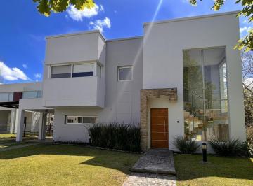 Casa · 156m² · 4 Ambientes · Propiedad de 3 Dorm. con Piscina Sobre Lote Central