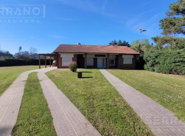 Casa · 130m² · 5 Ambientes · 13 Cocheras · Venta Casa 5 Ambientes Amplio Lote con Piscina Barrio Parque Exaltación, Exaltación de La Cruz