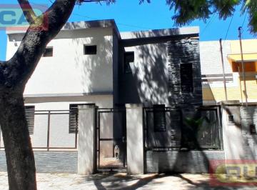 Casa · 180m² · 4 Ambientes · 1 Cochera · Casa en Triangulo