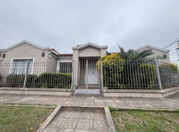 Casa · 135m² · 4 Ambientes · 2 Cocheras · Venta de Casa con Quincho y Pileta Apto Credito, Castelar Sur