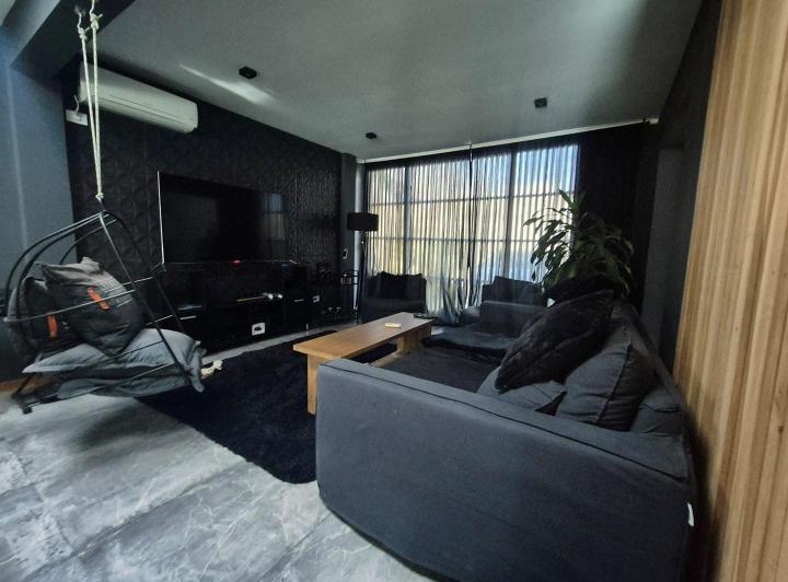 Casa · 300m² · 6 Ambientes · 4 Cocheras