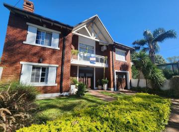 Casa · 280m² · 9 Ambientes · 2 Cocheras · Excelente Casa con Amplio Jardín y Pileta en Fisherton Tradicional.