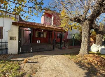 Casa · 131m² · 5 Ambientes · 1 Cochera · Venta de Casa de Dos Plantas + PH de Dos Plantas.