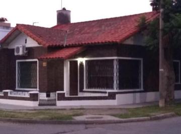 Casa · 180ha · 4 Ambientes · 2 Cocheras · Chalet en Esquina 4 Amb con 2 Cras
