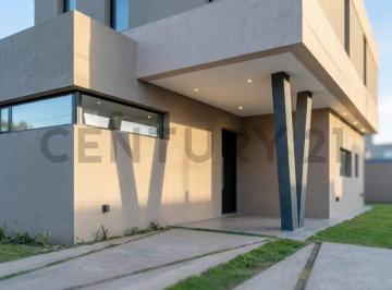 PH · 150m² · 5 Ambientes · 2 Cocheras · Casa en Alquiler en Gorina 489 E 133 y 134. 4 Domitorios