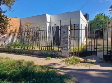 Casa · 105m² · 3 Ambientes · 1 Cochera · Venta Casa de 2 Dorm. con Jardín en Villa Diego