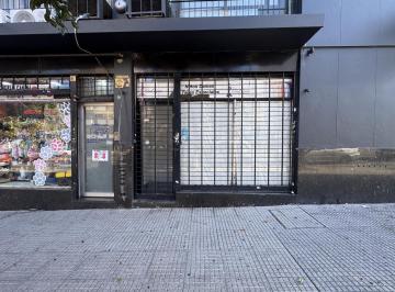 Local comercial · 30m² · Local Comercial en Alquiler en Parque Chacabuco con Espacio de Guardado