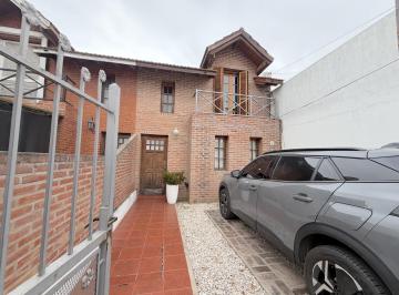 Casa · 120m² · 3 Ambientes · 1 Cochera · Casa Tipo Dúplex en Venta, Tolosa.
