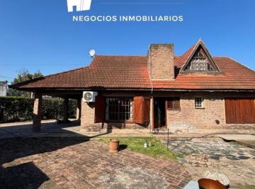 Casa · 200m² · 4 Ambientes · 1 Cochera · Casa en Venta en Luis Guillon con Amplio Lote