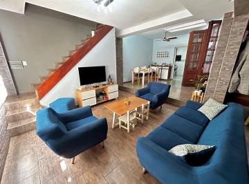 Casa · 218m² · 4 Ambientes · 1 Cochera · Venta Casa 4 Amb Cochera Terraza Pque. Avellaneda