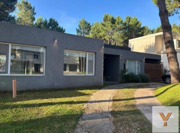 Casa · 185m² · 5 Ambientes · 1 Cochera · Casa en Venta - 3 Dorm. 3 Baños - 1100 m² - Pinamar