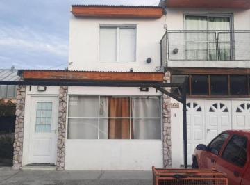 Casa · 123m² · 4 Ambientes · Casa en Venta - 3 Dorm. 1 Baño - Cochera - 200 m² - Rawson