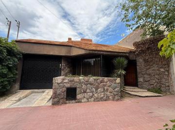 Casa · 169m² · 5 Ambientes · 1 Cochera · Casa en Venta - Sexta Sección, Ciudad de Mendoza