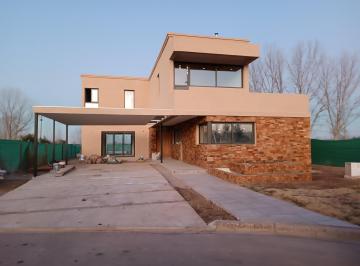 Casa · 270m² · 3 Dormitorios · 2 Cocheras · Casa en Venta