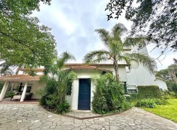 Casa · 250m² · 6 Ambientes · Venta Excelente Casa Sobre Lote de 2506 M², Bella Vista