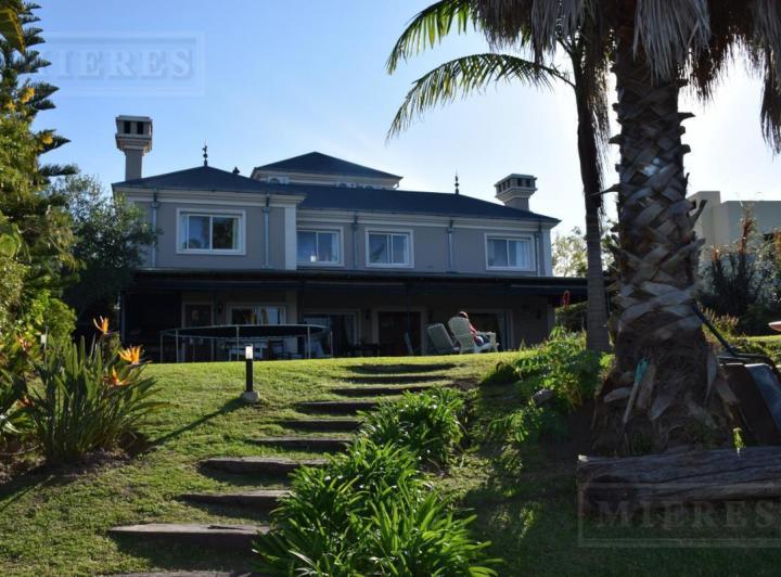 Casa · 340m² · 4 Ambientes · 4 Cocheras