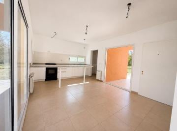 Casa · 110m² · 4 Ambientes · 1 Cochera · Casa Chalet en Alquiler en Casas de Santa Guadalupe, Casas del Este, Pilar del Este