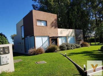 Casa · 178m² · 5 Ambientes · 2 Cocheras · Casa en Venta - 4 Dorm. 3 Baños - Cochera - 836 m² - La Candida.