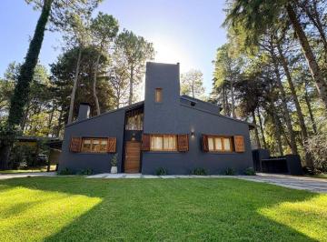 Casa de 7 ambientes, Cariló · Excelente Propiedad en Venta en Hermosa Zona de Cariló