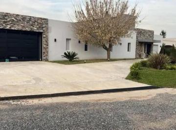 Casa · 493m² · 4 Ambientes · 1 Cochera · Casa en Venta - 3 Dorm. 4 Baños - Luján
