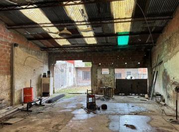 Bodega-Galpón · Lote en Lanús Este con Galpón a Reciclar