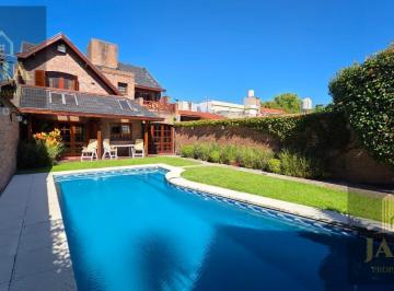 Casa · 302m² · 5 Ambientes · 3 Cocheras · Casa en Bernal