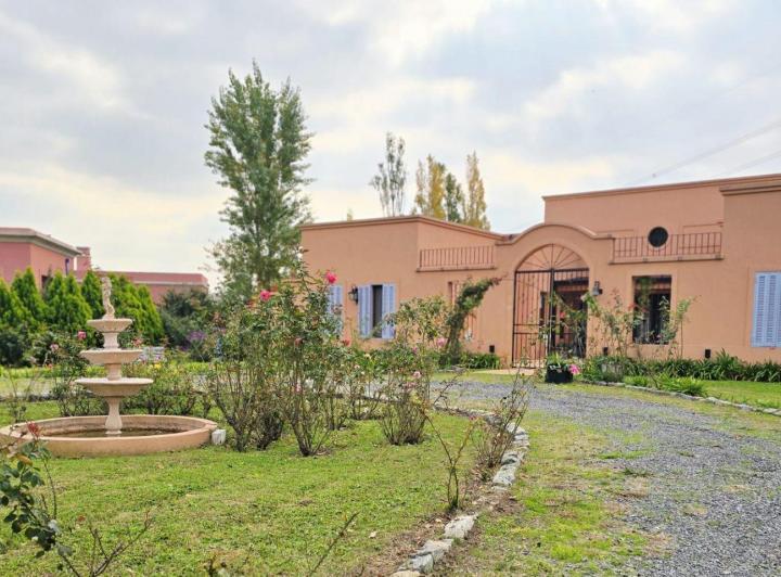 Casa · 230m² · 5 Ambientes · 6 Cocheras