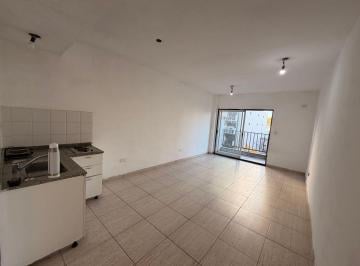 Departamento de 1 ambiente, Balvanera · Luminoso Monoambiente con Balcón Sobre Av Independencia