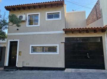 Casa · 170m² · 5 Ambientes · 1 Cochera · Venta Casa 3 Domit. Godoy Cruz Apta Credito
