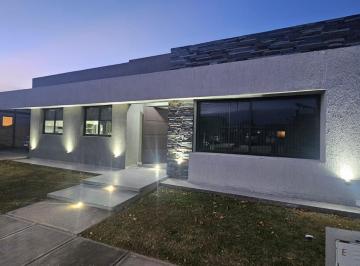 Casa · 170m² · 5 Ambientes · 21 Cocheras · Venta 3 Dorm. Barrio Privado Boedo Village