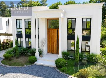 Casa · 317m² · 7 Ambientes · 2 Cocheras · Casa en Venta en Barrio Pilar Privado
