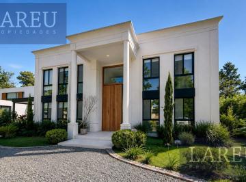 Casa · 317m² · 7 Ambientes · 2 Cocheras · Casa en Venta en Barrio Pilar Privado