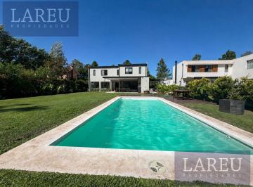 Casa · 317m² · 7 Ambientes · 1 Cochera · Casa en Venta en Barrio Pilar Privado - Pilar
